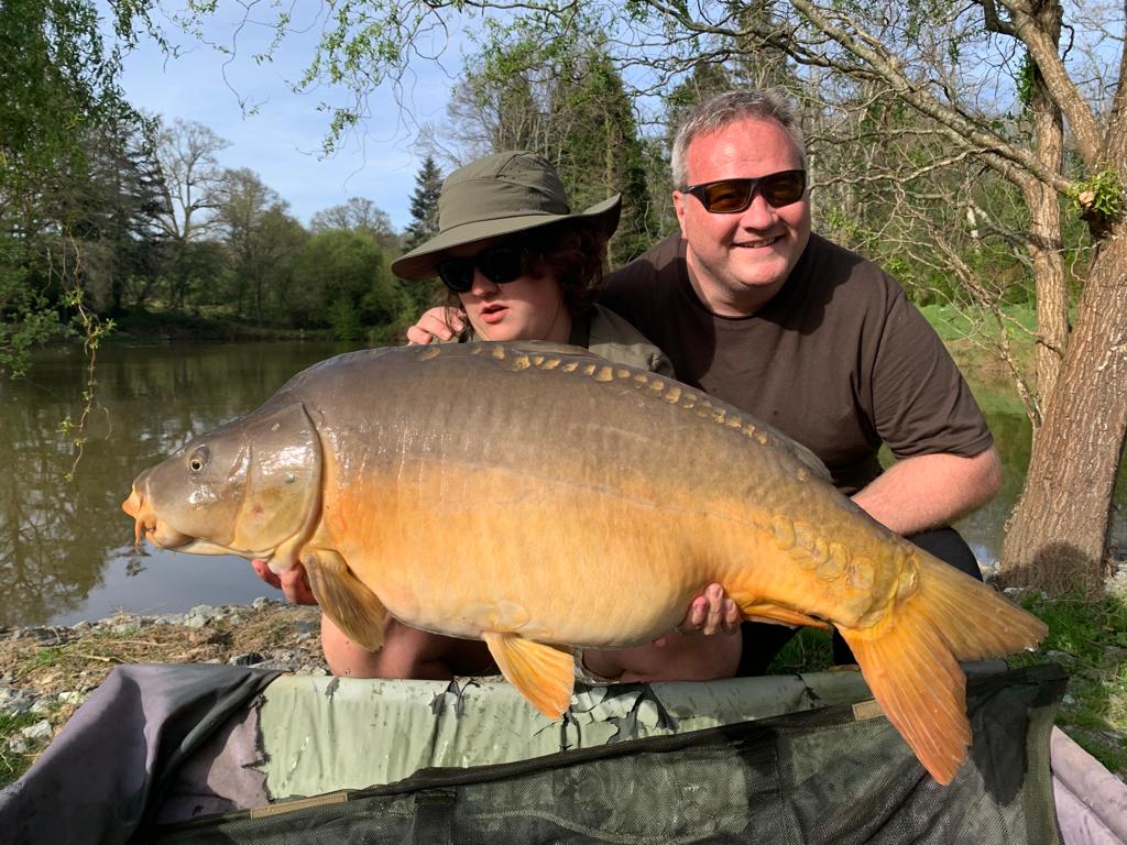 Carp caught at Lodge Lakes French carp fishing holiday — Joe and his Carp Caddies – cinquième Partie